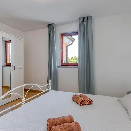 Nino 255 Apartment Kanfanar